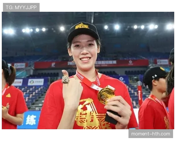 李盈莹赛场上拼到断指，休息时却像贵妇捧着咖啡聊八卦？